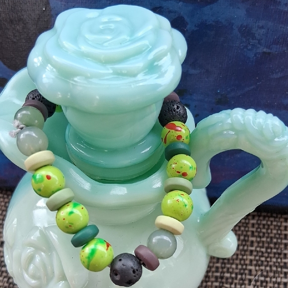 Elegant Green Glass Vase with Beaded Bracelet - Picture 2 of 3